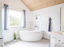 Secluded Cozy Cottage in Skaven-by Traum