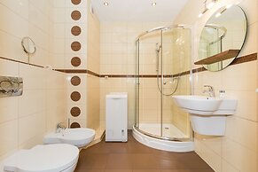 Apartments 11 Listopada by Renters