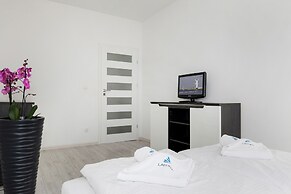Black&white Apartments by Renters