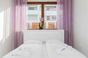 Black&white Apartments by Renters