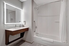 Holiday Inn Express And Suites Glendale Downtown by IHG
