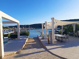 Room in Apartment - Apartments and Rooms With a Swimming Pool Kampor -