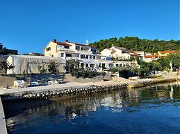 Room in Apartment - Apartments and Rooms With a Swimming Pool Kampor -