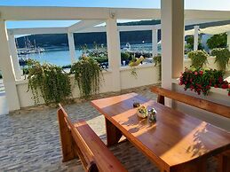 Room in Apartment - Apartments and Rooms With a Swimming Pool Kampor -