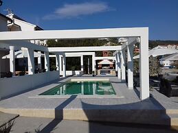 Room in Apartment - Apartments and Rooms With a Swimming Pool Kampor -