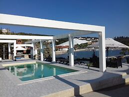 Room in Apartment - Apartments and Rooms With a Swimming Pool Kampor -