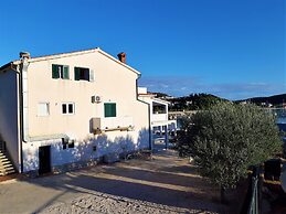 Room in Apartment - Apartments and Rooms With a Swimming Pool Kampor -