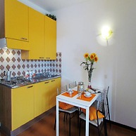 Colorful Apartment With Balcony - Beahost