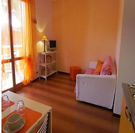 Colorful Apartment With Balcony - Beahost