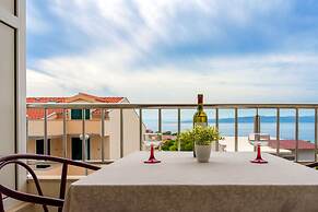 Sea View Apartment Studio for 2-3 People - Close to Commodities