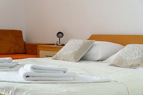 Sea View Apartment Studio for 2-3 People - Close to Commodities