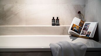 Big Apt, Hidden Gem, Fully Equipped 2 big Br, 2 Ba, Spacious Living in