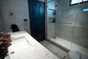 Big Apt, Hidden Gem, Fully Equipped 2 big Br, 2 Ba, Spacious Living in