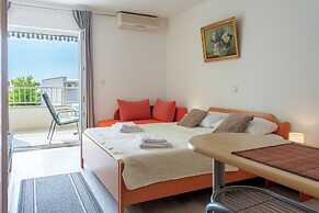 Studio With Sea View for 2-3people by the Water