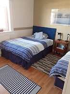 Marina View, Lovely Upper 3 Bedroom Apartment