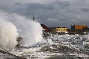 Marina View, Lovely Upper 3 Bedroom Apartment