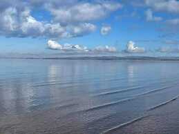 Marina View, Lovely Upper 3 Bedroom Apartment