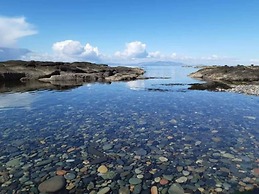 Marina View, Lovely Upper 3 Bedroom Apartment