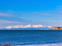 Marina View, Lovely Upper 3 Bedroom Apartment