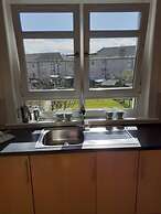 Marina View, Lovely Upper 3 Bedroom Apartment