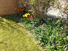 Marina View, Lovely Upper 3 Bedroom Apartment