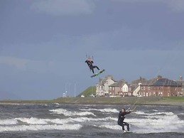 Marina View, Lovely Upper 3 Bedroom Apartment