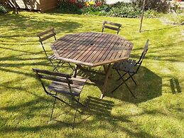 Marina View, Lovely Upper 3 Bedroom Apartment