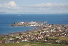 Marina View, Lovely Upper 3 Bedroom Apartment