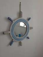 Marina View, Lovely Upper 3 Bedroom Apartment