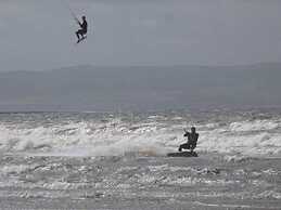 Marina View, Lovely Upper 3 Bedroom Apartment