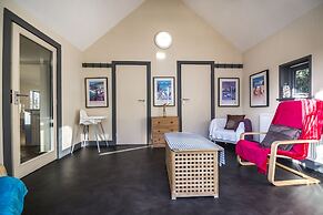Rock Cottage - 3 Bedroom Holiday Home