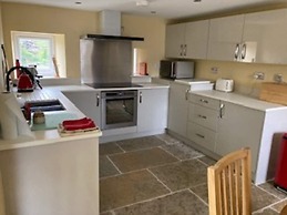 Cosy 2-bed Cottage With Garden Near Carlisle