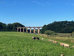 Cosy 2-bed Cottage With Garden Near Carlisle
