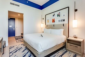 SERENA Hotel Aventura Miami, Tapestry Collection by Hilton