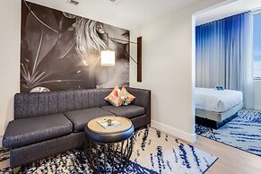 SERENA Hotel Aventura Miami, Tapestry Collection by Hilton