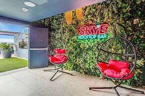 SERENA Hotel Aventura Miami, Tapestry Collection by Hilton