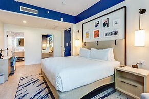 SERENA Hotel Aventura Miami, Tapestry Collection by Hilton
