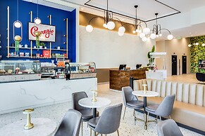 SERENA Hotel Aventura Miami, Tapestry Collection by Hilton