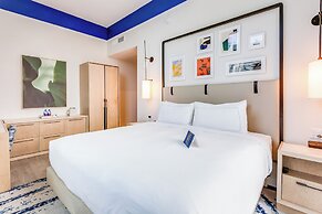 SERENA Hotel Aventura Miami, Tapestry Collection by Hilton