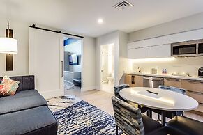 SERENA Hotel Aventura Miami, Tapestry Collection by Hilton