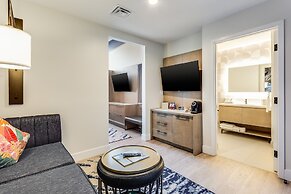 SERENA Hotel Aventura Miami, Tapestry Collection by Hilton