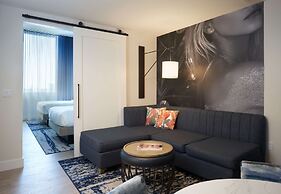 SERENA Hotel Aventura Miami, Tapestry Collection by Hilton