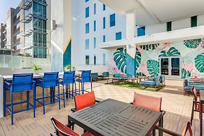 SERENA Hotel Aventura Miami, Tapestry Collection by Hilton