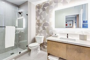 SERENA Hotel Aventura Miami, Tapestry Collection by Hilton