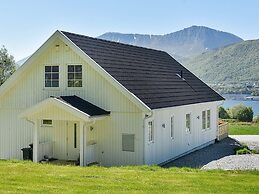 4 Person Holiday Home in Brattvag