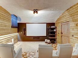 Wellness Castle With Cinema Bliss