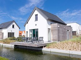 Modern Holiday Home, Near the Sea