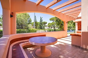 Villa in Vilamoura With Pool Near Beach