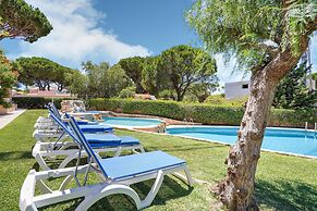 Villa in Vilamoura With Pool Near Beach