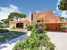 Villa in Vilamoura With Pool Near Beach